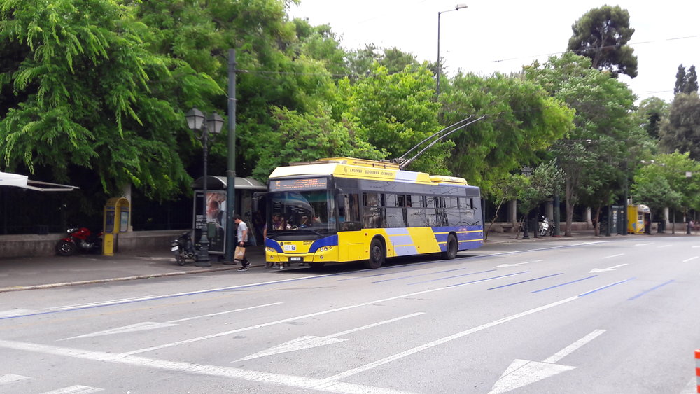V Aténách si přijdou na své i milovníci trolejbusů, jejich síť totiž patří mezi největší na světě. České trolejbusy zde ale zatím nejezdí. 