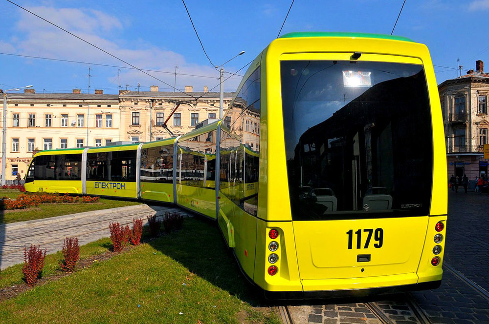 Electrony se vyznačují poněkud kontroverzním provedením zadního čela, které má připomínat autobus. Na fotografii je jediný pětičlánkový vůz pro Lvov. (foto: Electron)