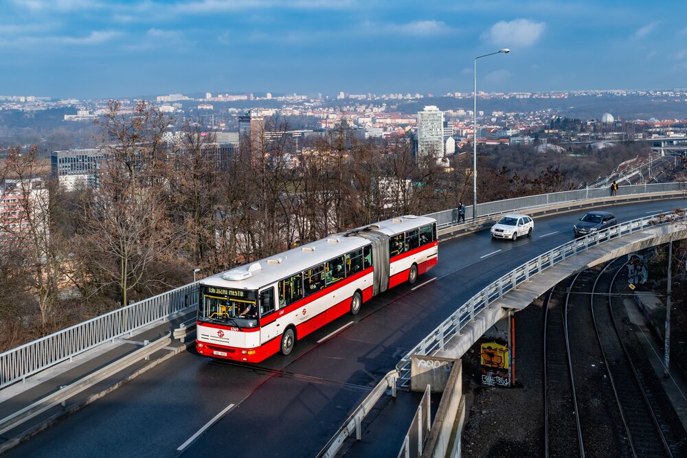 Tramvajovou trať Palmovka - Ohrada překonává směrem k Žižkovu v lednu 2020 autobus Karosa B 961 ev. č. 6369. (foto: Honza Tran)