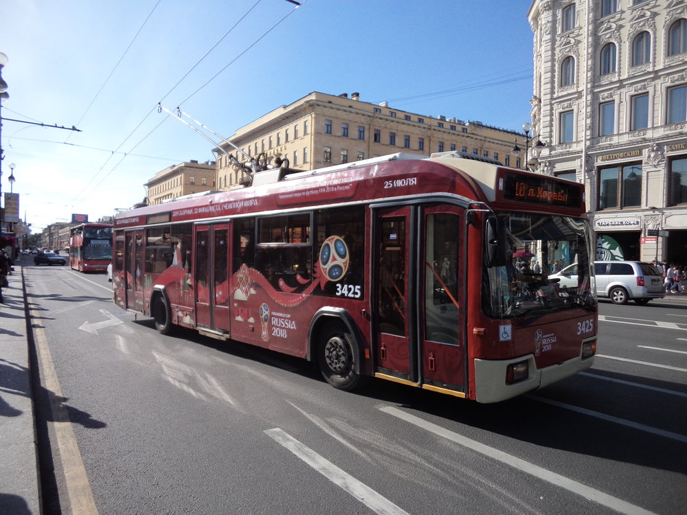 Flotila petrohradských trolejbusů postupně stárne. I přes snahu o průběžnou obnovu jsou v provozu vozy staré i 30 let. Na snímku z roku 2015 lze vidět vůz typu BKM 321 ev. č. 3425 (r. v. 2008), který byl opatřen polepy upozorňujícími na hlavní los kvalifikace na mistrovství světa ve fotbale pořádaný v Benátkách severu dne 25. července 2015. (foto: Vít Hinčica)