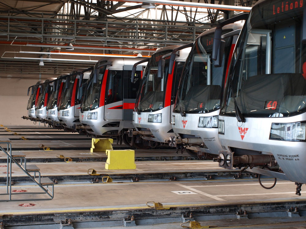 Soupravy metra M1 v depu Kačerov. (zdroj: Wikipedia.org)
