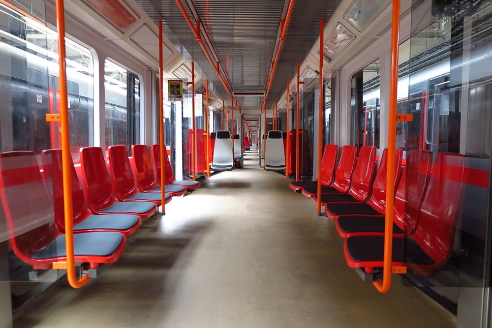Plastová sedadla ve voze ev. č. 4270 soupravy metra typu M1. (foto: DPP)