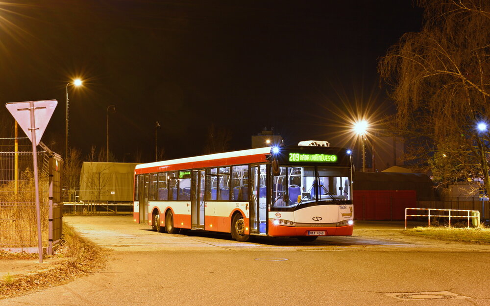 Především na lince 209 bylo třeba předem ozkoušet provoz nekonfekčního, patnáctimetrového autobusu. Na snímku ze soboty 15. února 2020 je vůz ev. č. 1503 Michala Pelce naaranžován v obratišti Stavební zóna Horní Počernice, kam linka ve špičkách pracovních dní dělá krátký závlek. (foto: Matěj Stach)