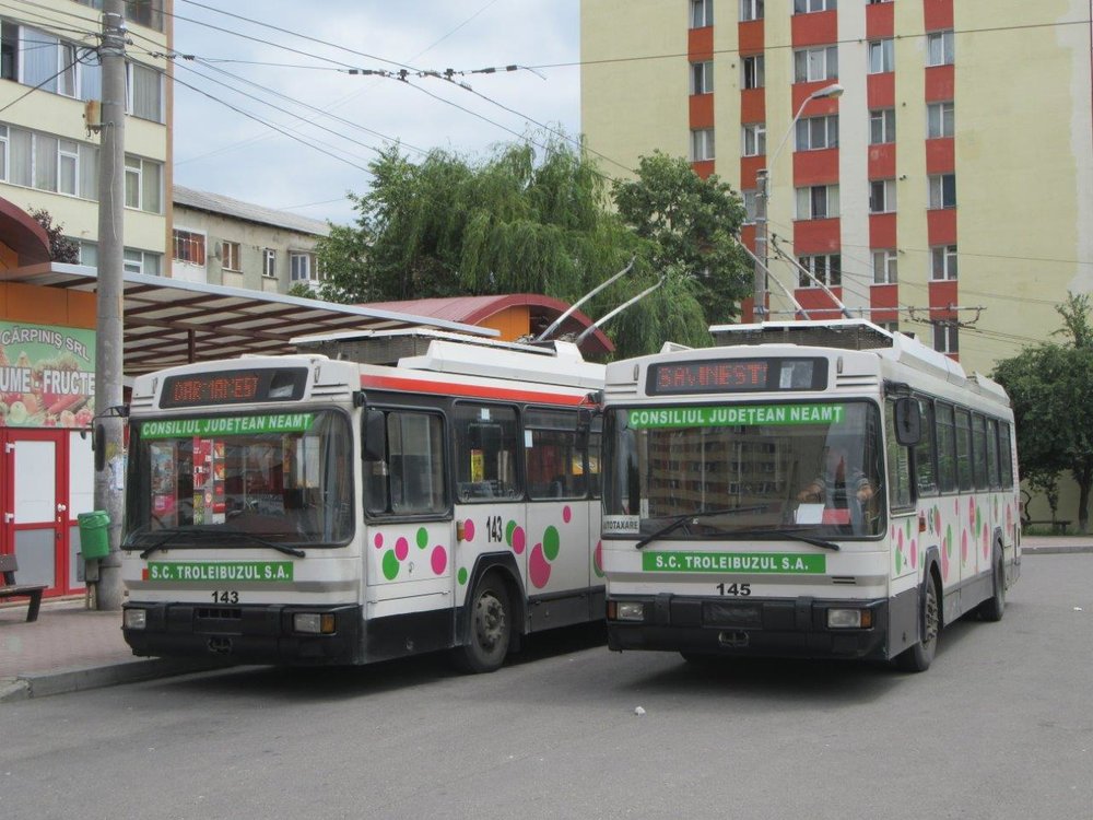 Ex-lyonské trolejbusy ev. č. 143 ( ex-Lyon 2836) a 145 (ex-Lyon 2816) na centrální zastávce Darmanesti ve středu města. (foto: Gunter Mackinger)