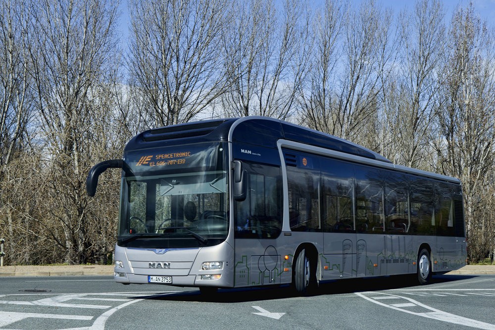 MAN již dnes hybridní autobusy nabízí, nicméně model, který by měl být představen v závěru roku 2017, by měl být výrazně inovován a svou konstrukcí přispět k dosažení vyšších úspor paliva. (foto: MAN Truck & Bus)