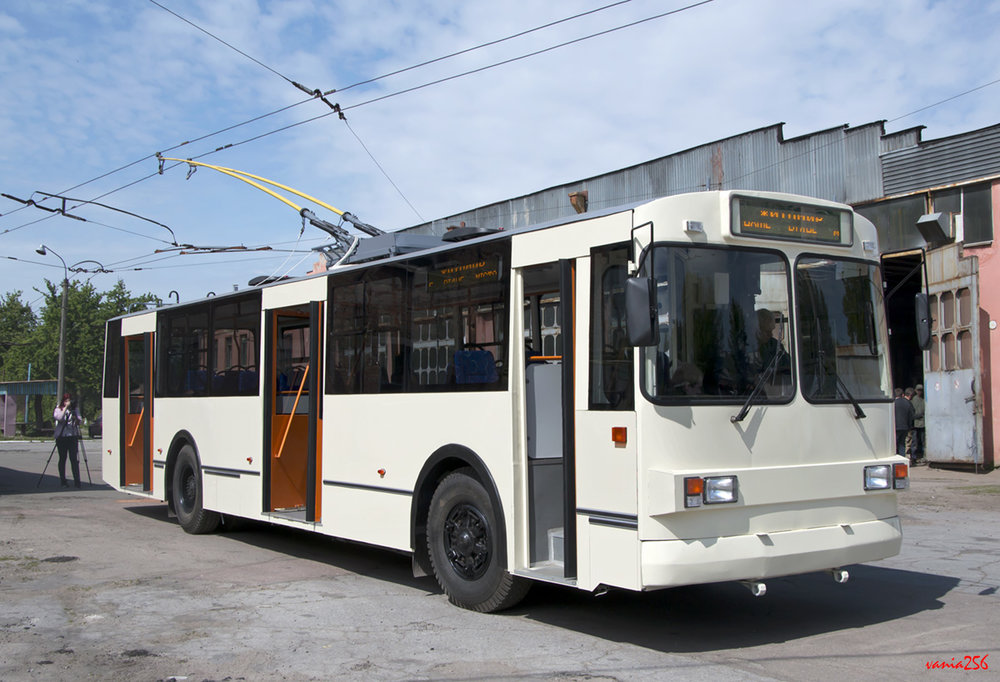 Trolejbus po provedené modernizaci. Nástup u prostředních dveří je řešen jako nízkopodlažní. (foto: 