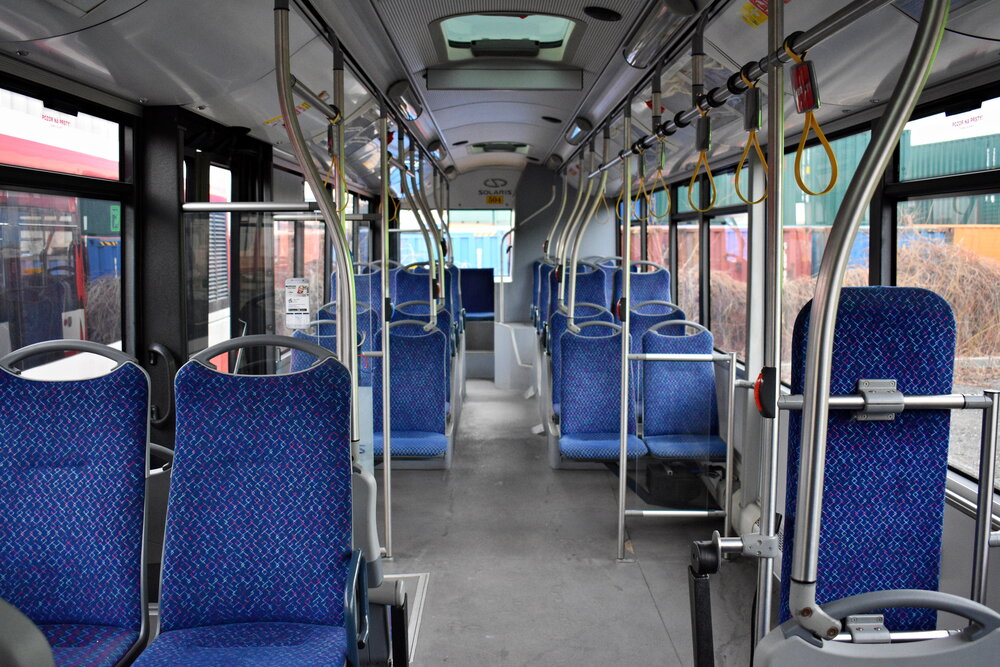Typický nadčasový interiér autobusů z v té době ještě ryze polského Solarisu ve voze ex-ev. č. 504. (foto: Matěj Stach)