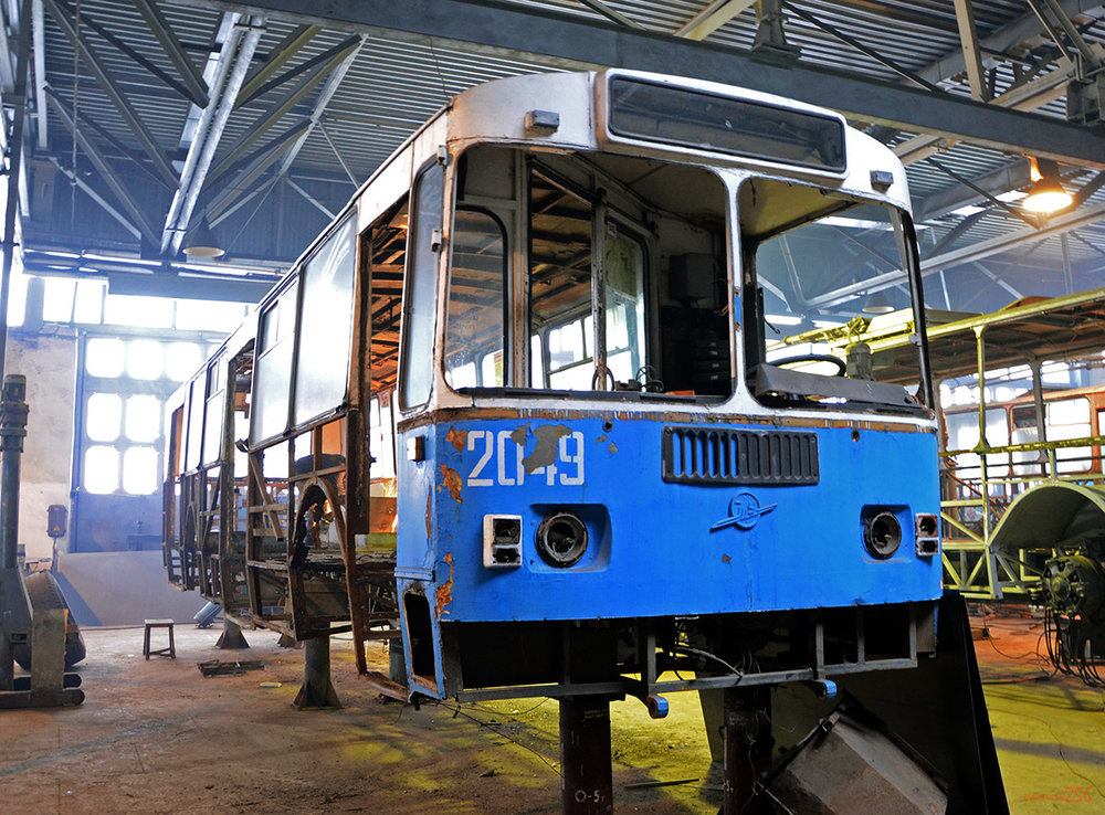 Demontáž původního trolejbusu.  (foto: 