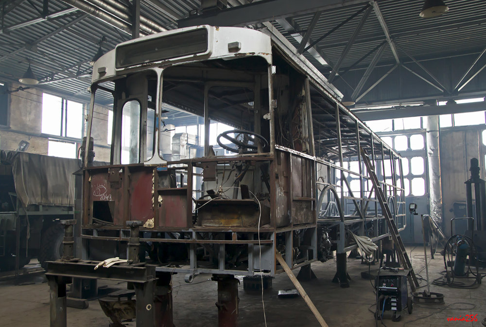 ...tento snímek z opačné strany ale ukazuje, že z původního vozu ZiU-682 bylo převzato v podstatě celé přední čelo. (foto: 