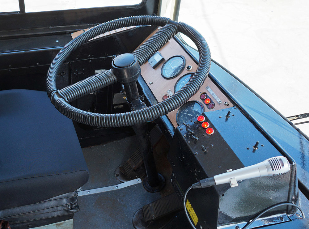 Stanoviště řidiče sice bylo upraveno (použity jsou například jiné přepínače), nicméně celkově vzato jde o původní řešení vozu ZiU-682G, včetně původního volantu. (Michail Chochlov)