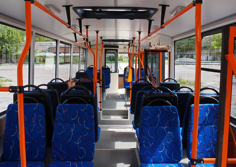 Pohled do interiéru vozidla po modernizace s dobře patrnou malou nízkopodlažní částí u prostředních dveří. (foto: 