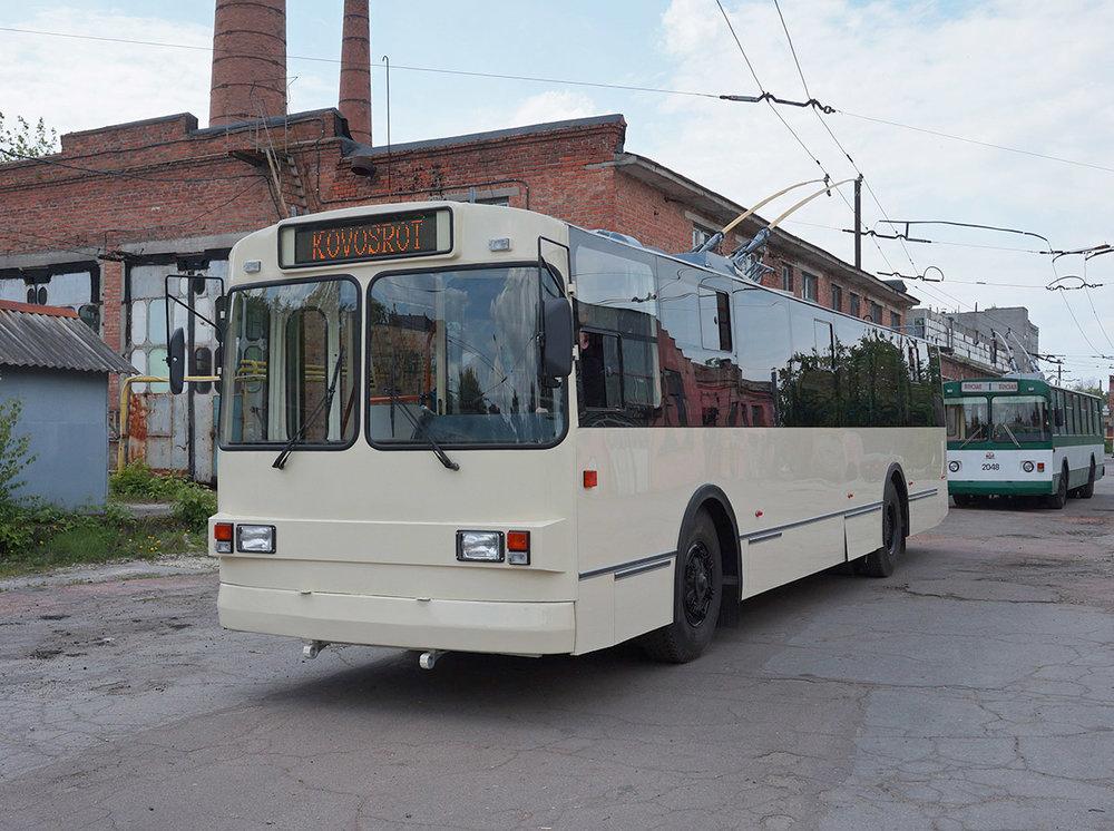 Ještě jeden pohled na vůz ZiU-682G po modernizaci. Za trolejbusem je pro srovnání vidět vůz téhož typu v původním provedení. (foto: 