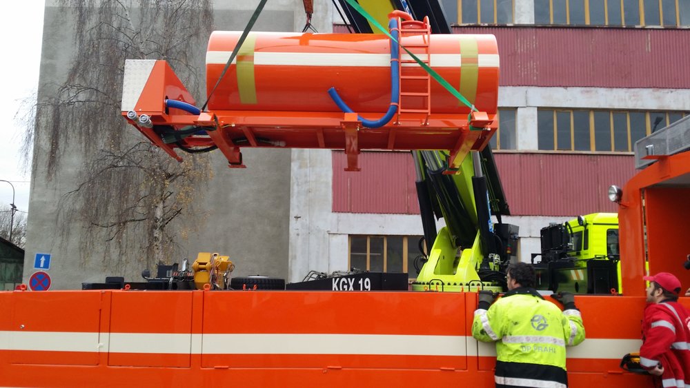 Instalace kropicí nádrže na vůz ev. č. 5572. (foto: DPP)
