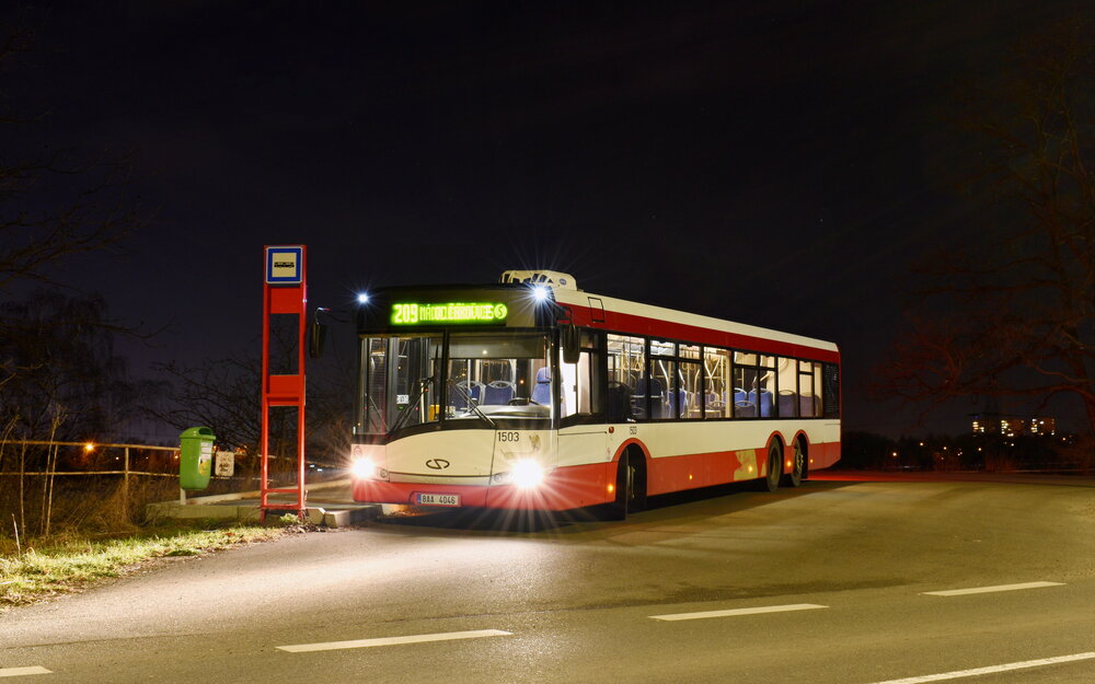 Jako sjetí z trasy by se dal označit snímek ev. č. 1503 ze zkušební jízdy po lince 209 pořízený dne 15. února 2020 v obratišti Xaverov. Linka je ve skutečnosti vedena přímo po silnici a staví v zálivu zhruba 15 metrů vpravo od fotografa. (foto: Matěj Stach)