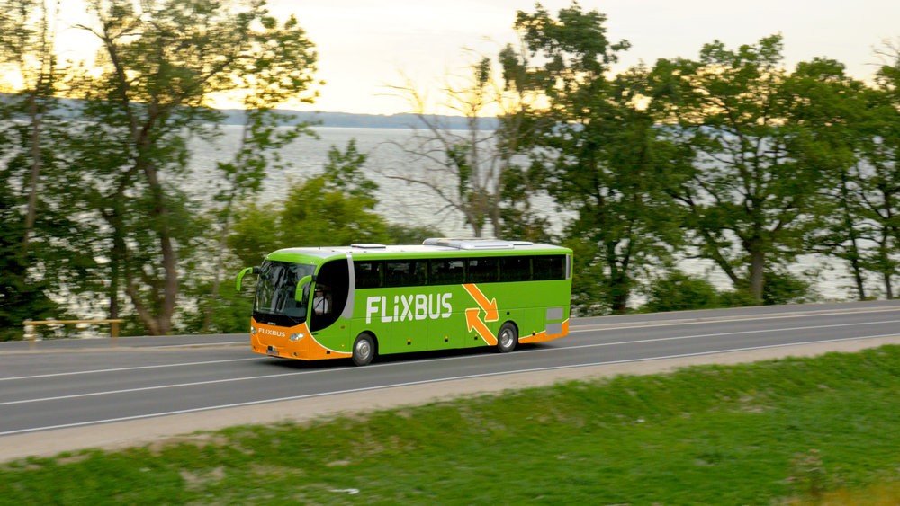 Autobusy pod značkou Hellö vznikly jako reakce na sílící konkurenci dálkových autobusů, zejména těch od německého FlixBusu. Po necelém roce se z hlavního nepřítele stal obchodní partner, který autobusy ÖBB přebírá. (foto: FlixBus)