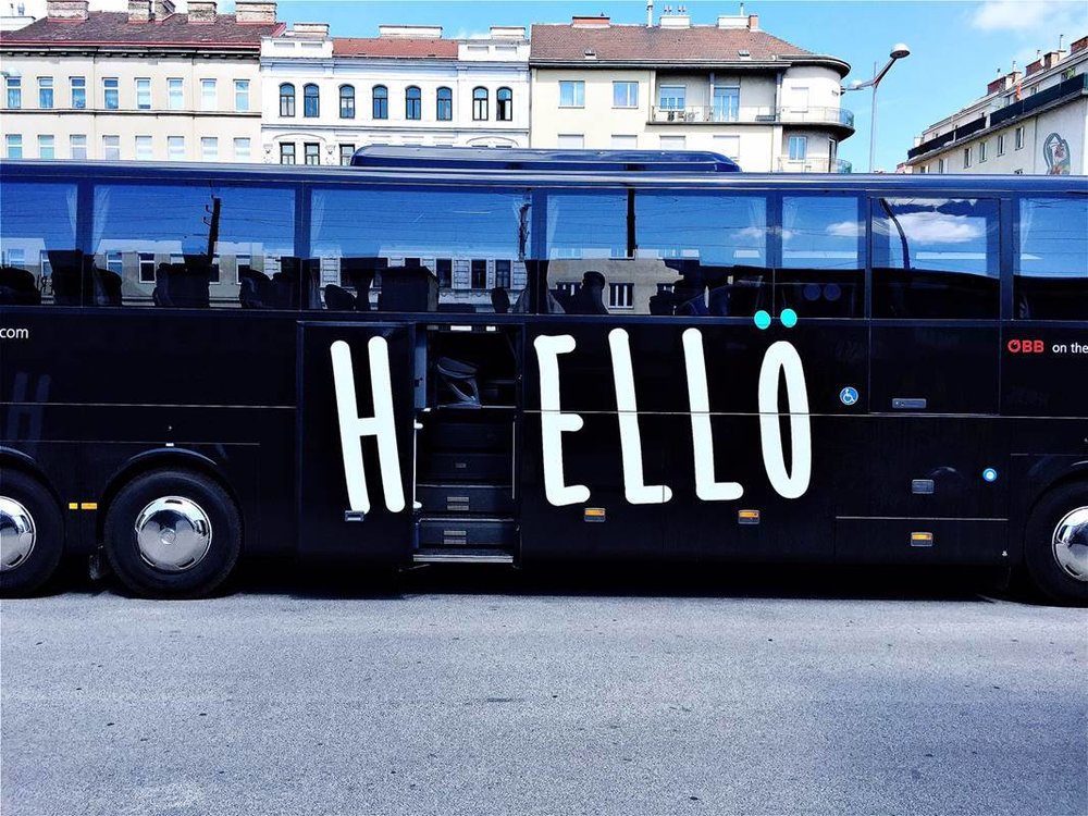 Vítejte na palubě. Z provozu autobusů Hellö se však stala černá díra. (foto: Hellö)