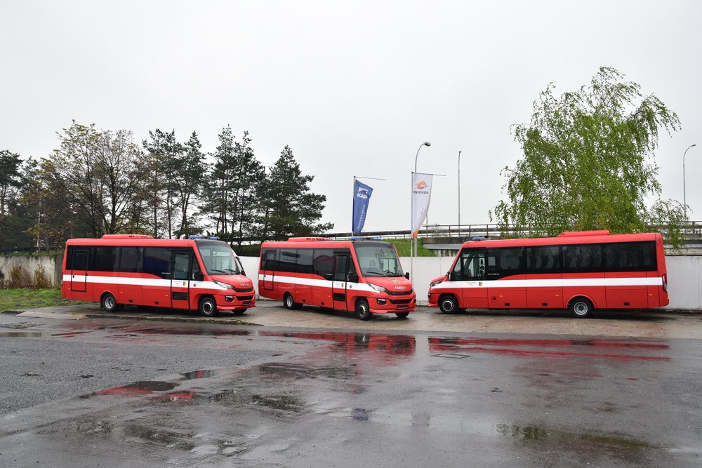 Autobusy Feniksbus FBI T (resp. FBI 83 T) pro hasičské záchranné útvary v areálu společnosti KAR group, s.r.o., která vozidla do ČR přivezla a předala je zákazníkovi. (foto: Miroslav Halász)