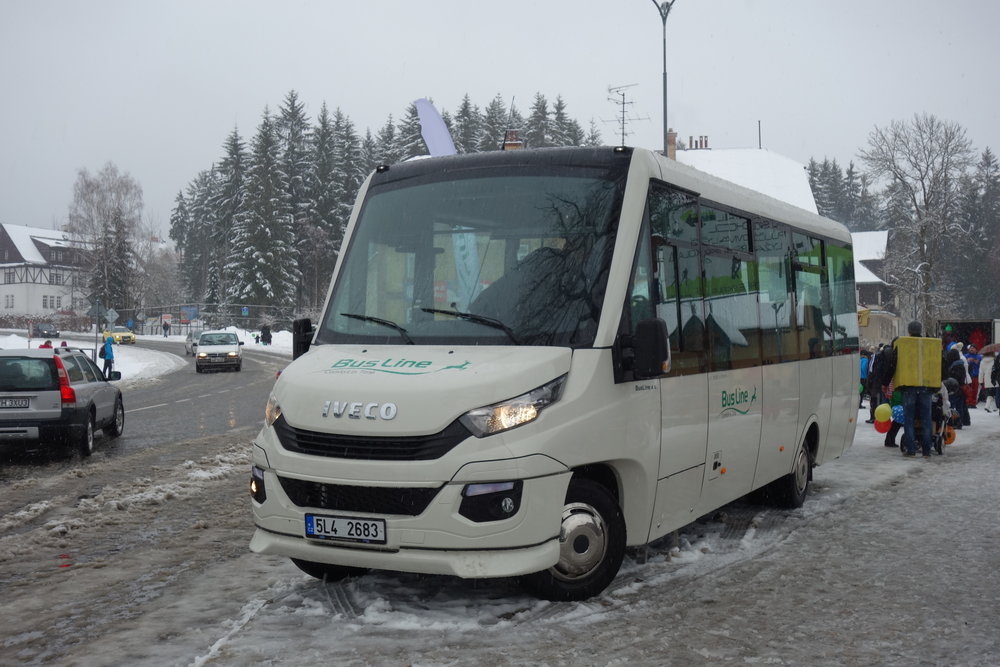 Příměstská verze Feniksbus FBI P-LE na lince MHD v Harrachově. (foto: Martin Beneš)