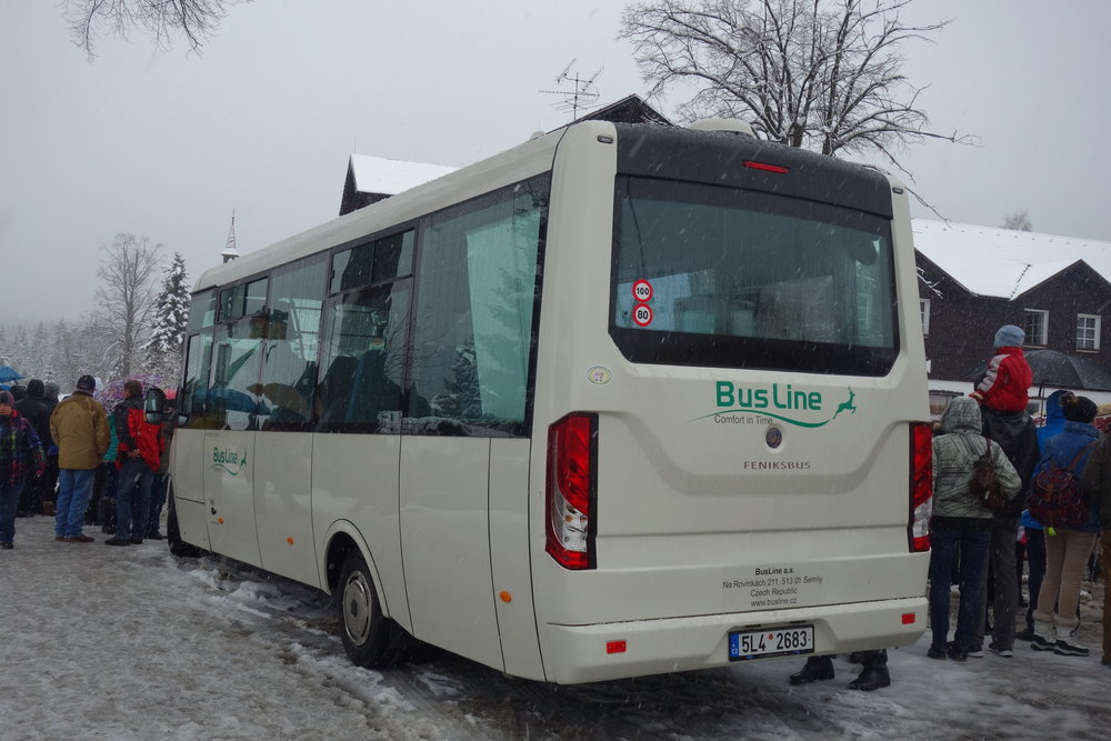 Zadní pohled na příměstský částečně nízkopodlažní vůz FBI P-LE. (foto: Martin Beneš)