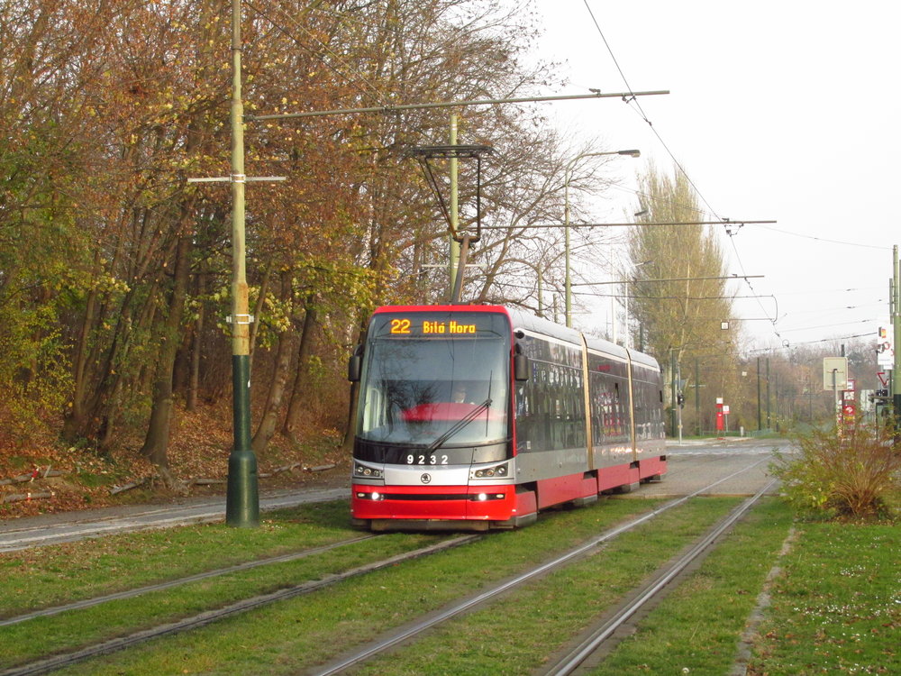 Tramvaj Škoda 15T ForCity Alfa v původním designovém provedení. Tyto tramvaje se dočkají dodatečné instalace klimatizace salónu cestujících. (foto: Ing. Filip Jiřík)