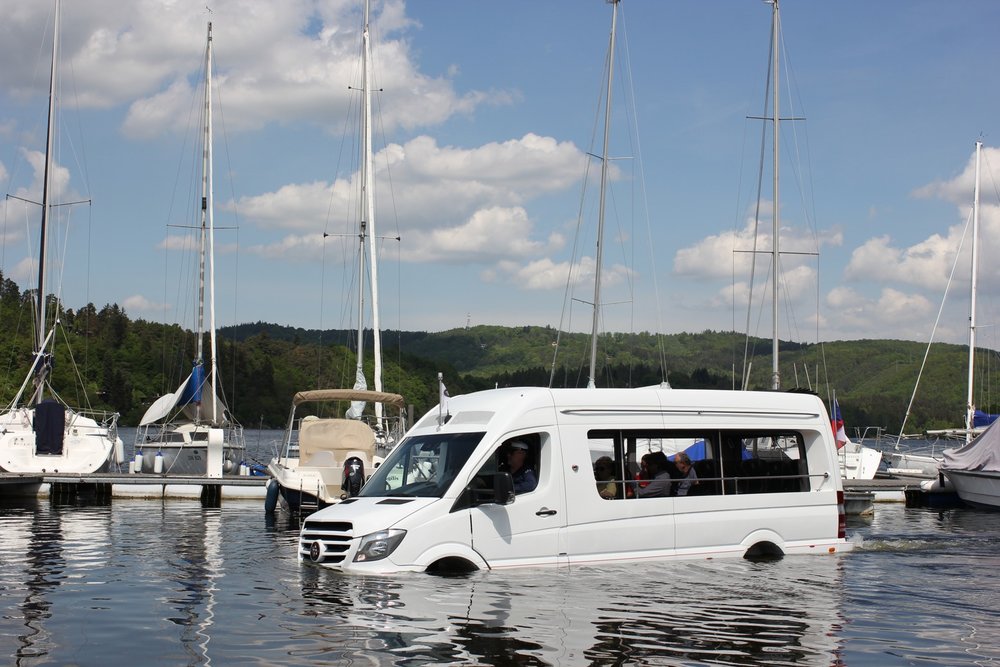 Obojživelný prototyp autobusu ENJOY SPRINTER postavený na platformě Mercedesu-Benz. (foto: Auto-Bus.cz)
