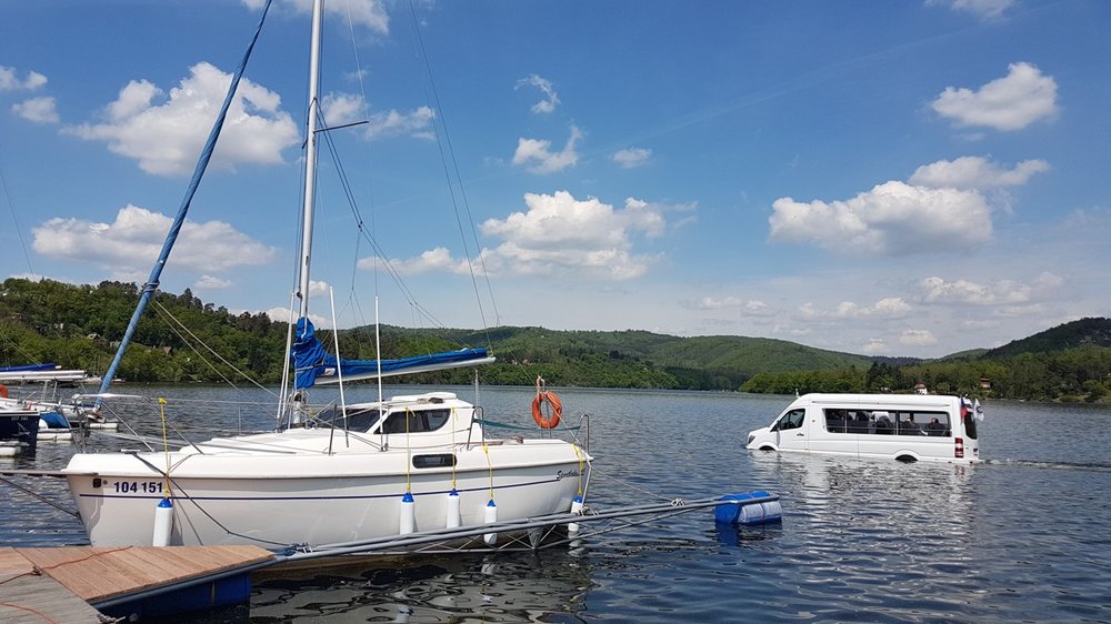 Minibus ve vlnách zkrocené Vltavy. (foto: Auto-Bus.cz)