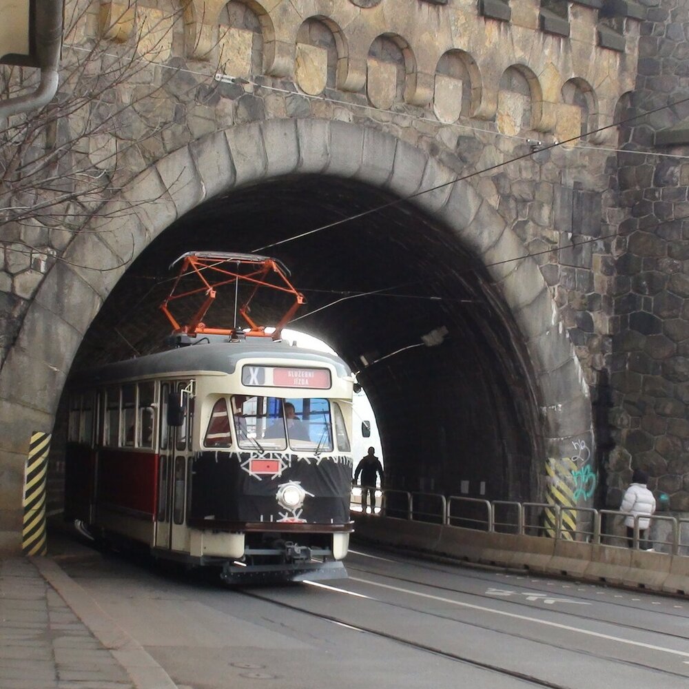 Retro tramvaj v retro tunelu. Vůz T2 ev. č. 6003 (ex-Ostrava ev. č. 613 a ex-Liberec ev. č. 18) projíždí pod Vyšehradským tunelem. Ten byl v rádoby historickém vzhledu postaven na počátku 20.století. (foto: Ing. Jan Šurovský, Ph.D.)