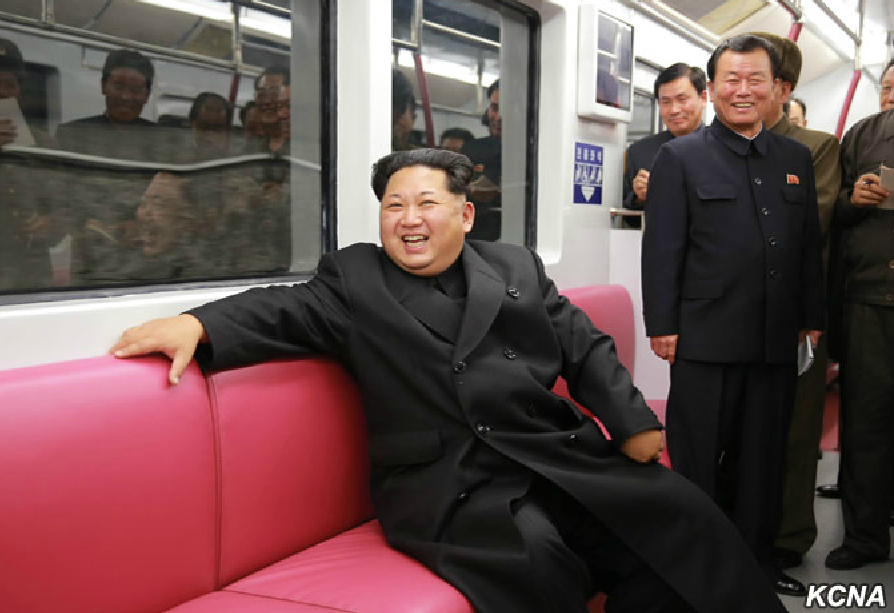 Radostí zářicí vůdce KLDR Kim Čong-un během první zkušební jízdy v metru dne 20. 11. 2015. (foto: KCNA)