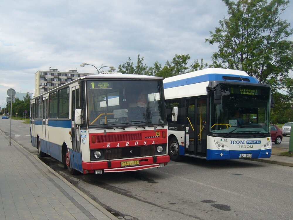 Jedna vzpomínková fotka na závěr článku ukazující vůz TEDOM C12G ve společnosti autobusu Karosa B 732 v Třebíči dne 10. 6. 2009. Šlo o vůz s motorem Renault vyrobený původně pro zákazníka v Ruské federaci. K vyřazení došlo v roce 2010. (foto: Aleš Novák)