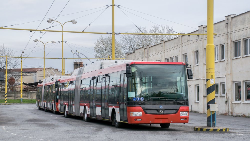 Okrem sólo vozidiel bolo kúpených aj 10 článkových trolejbusov. (foto: Dávid Hanušovský)