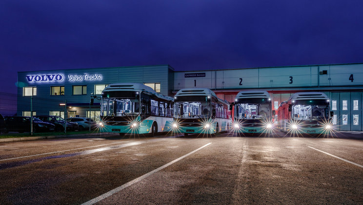 Část flotily nových autobusů Volvo 7900 Hybrid pro Tallinn. (foto: Volvo Buses)