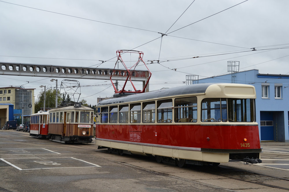 Zadní pohled na opravený vůz, před nímž stojí souprava motorového vozu ev. č 107 a vlečného vozu ev. č. 215, jehož rekonstrukce byla rovněž nedávno dokončena. (foto: Ing. Jiří Černý)