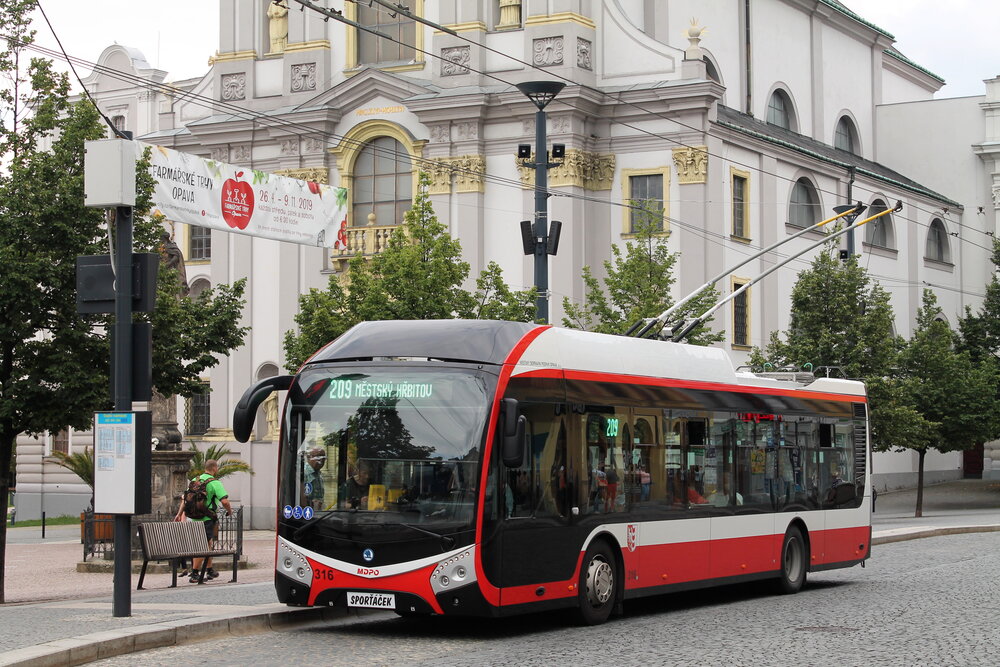 Trolejbus Škoda 32 Tr na opavském Dolním náměstí. Na rozdíl od předchozí desetikusové série nebude pět nově dodaných vozů vybaveno bateriemi. (zdroj: Wikipedia.org; foto: Harold)