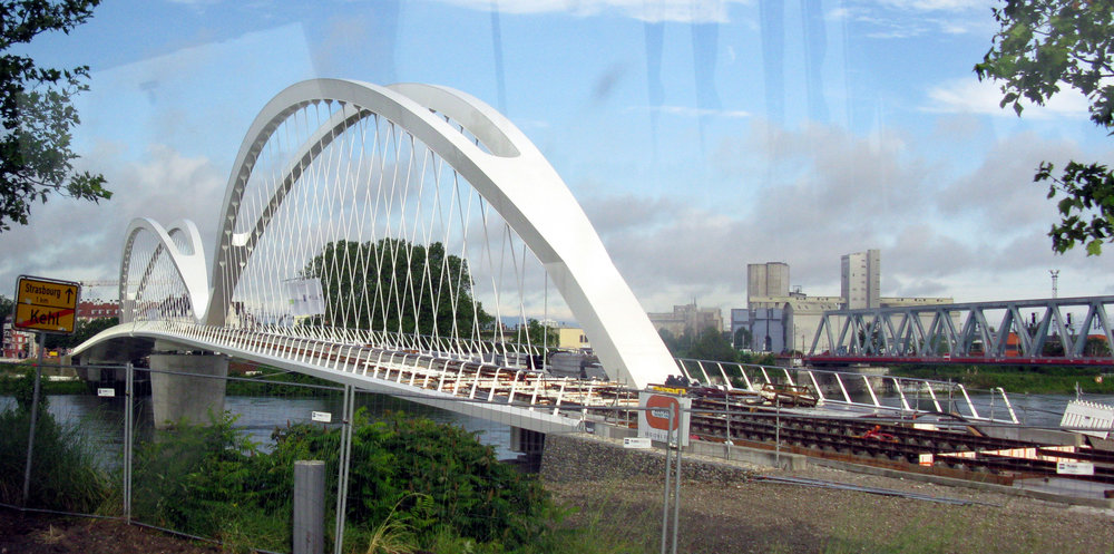 Významným prvkem nové tramvajové tratě je také nový most francouzského architekta Marca Baraniho. (zdroj: Wikipedia.de)