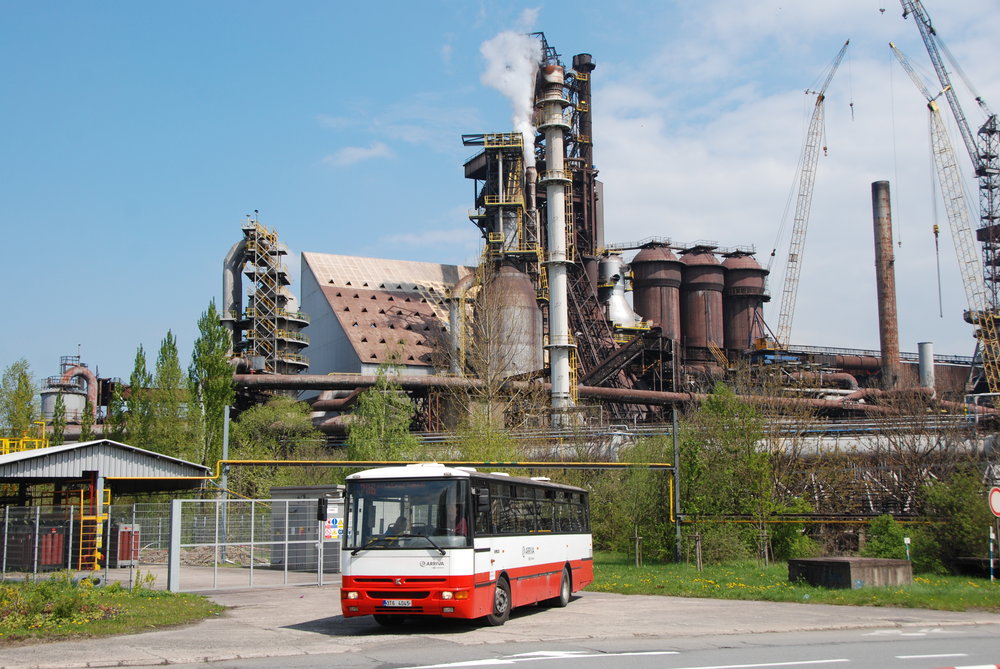 Kromě elektrobusů slouží na linkách třinecké MHD nadále také autobusy Karosa B 952. Jedním z nich se mohli účastníci akce projet po Třinci, přičemž nechyběla ani možnost pořídit si fotografie pod typickými kulisami města - Třineckými železárnami. (foto: Libor Hinčica)