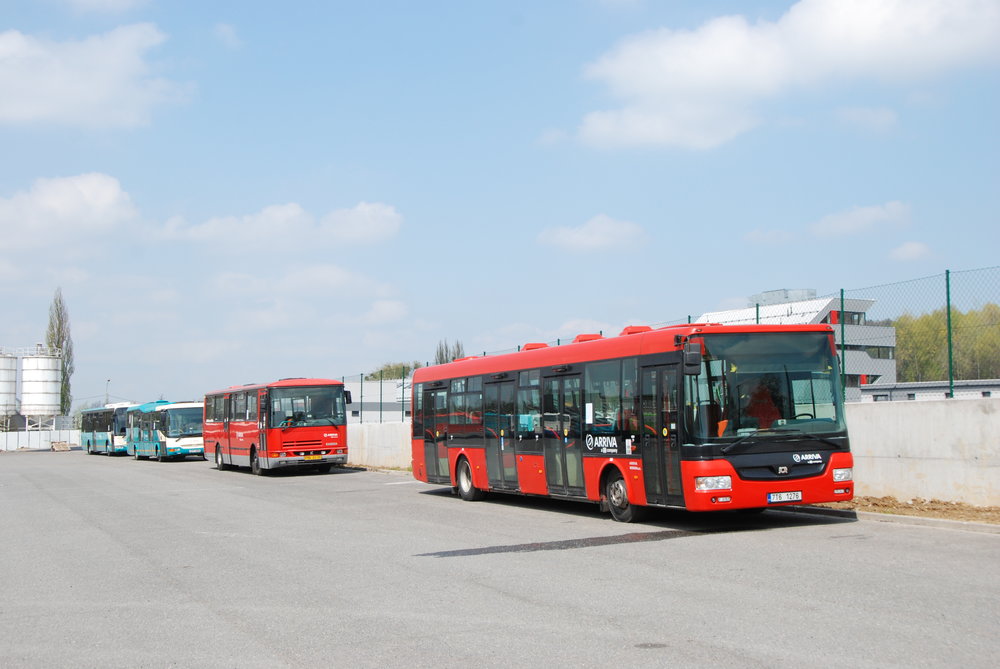 V třineckých garážích byly připraveny k fotografování také další autobusy, jež se objevují na linkách městské a příměstské dopravy. (foto: Libor Hinčica)