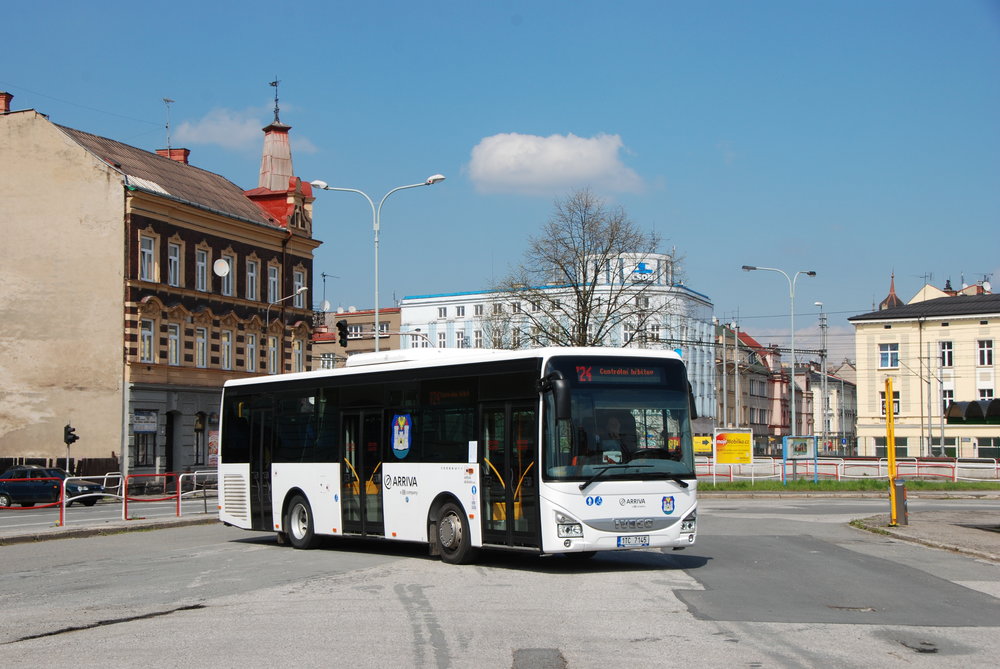 Autobus Iveco Crossway 10,8m LE na autobusovém nádraží v Českém Těšíne. S vozem se konala krátká projížďka městem ukončená u vlakového nádraží. Odtud se zájemci mohli vydat na procházku po zrušené tramvajové trati, v jějímž rámci zazněly i některé doposud veřejně neznámé informace o provozu místního systému tramvají. (foto: Libor Hinčica)