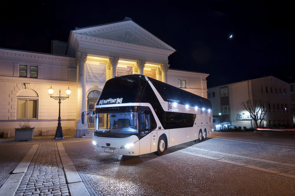 Na první pohled obyčejný autobus Neoplan Skyliner je ve skutečnosti vozidlem s netradiční lůžkovou úpravou. (foto: MAN Truck & Bus)