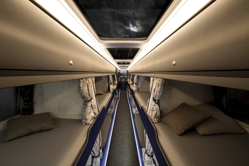 Druhé patro autobusu je vyhrazeno spánku. (foto: MAN Truck & Bus)