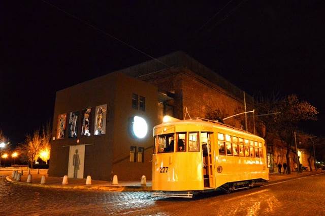 Rosario navrátilo do svých ulic tramvaj, byť zatím jen v nostalgickém duchu. Nicméně i s malými náklady získalo atrakci, která se rázem stala vyhledávanou. Na druhou stranu, provoz, nabízený bezplatně, se omezuje jen na několik dní v roce, když vůz je třeba dovážet k trati na trajleru. (foto: disfrutarosario.com)