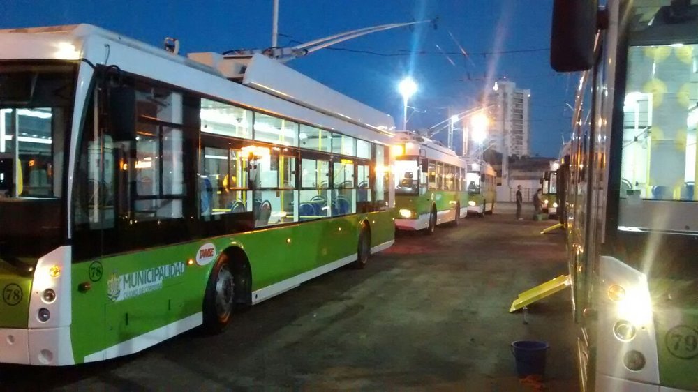 Nové trolejbusy Trolza v Córdobě: vpředu Megapolisy, vzadu Optimy. (foto: TAMSE)