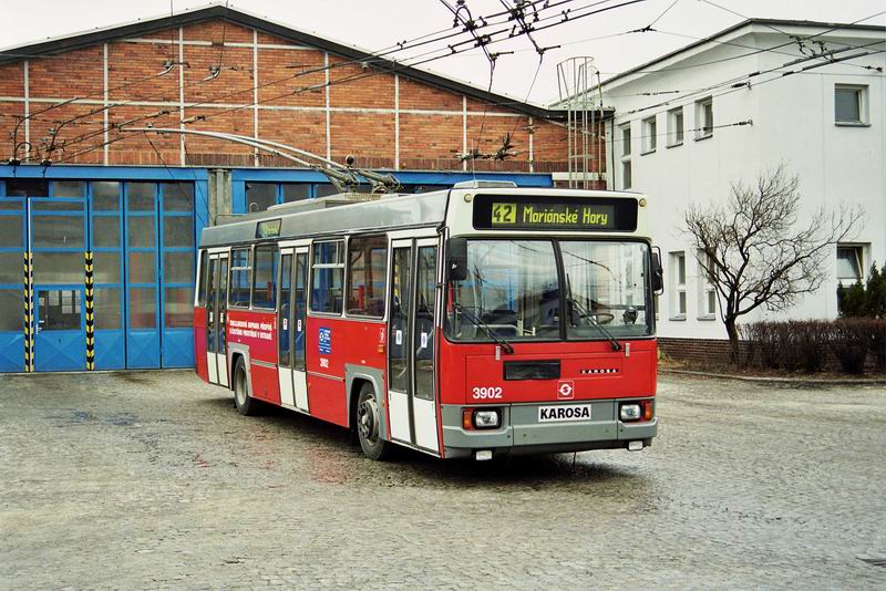 Trolejbus Škoda 17 Tr ev. č. 3902 v původním provedení na sklonku 90. let. (foto: Dušan Kuchař)