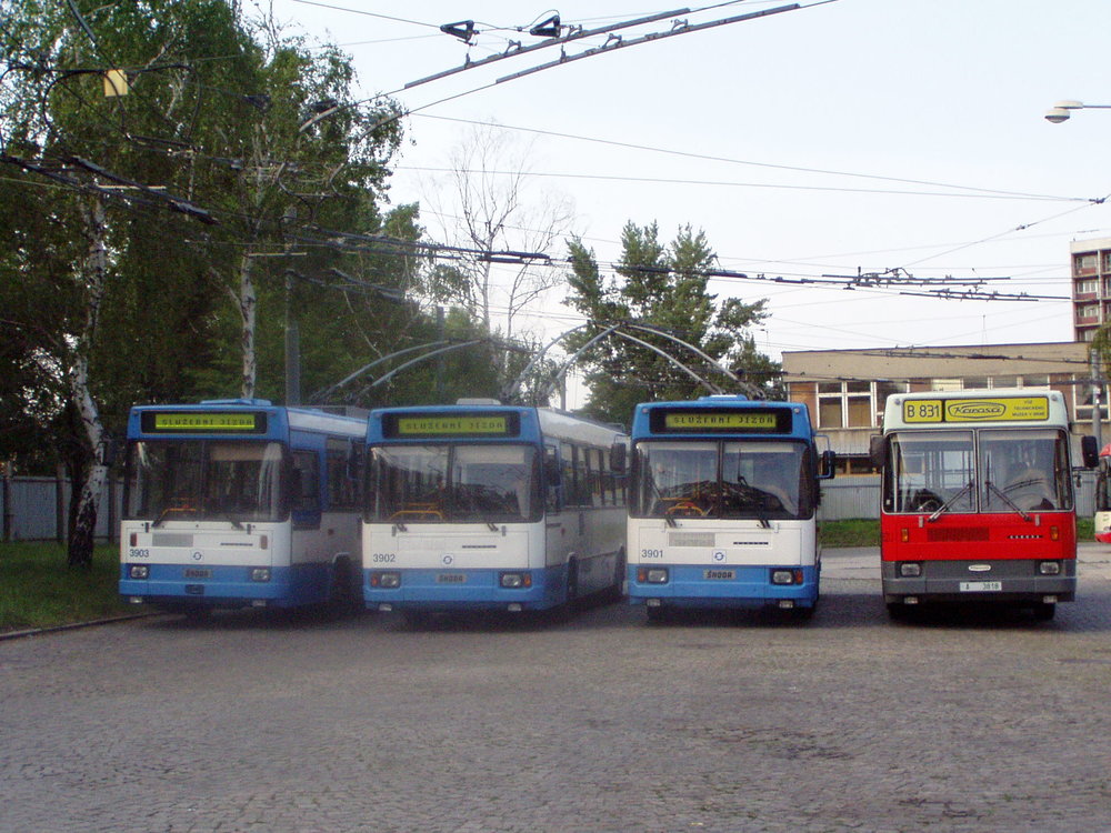 Unikátní setkání všech čtyř dochovaných vozidel unifikované řady 17 Tr/B831 v Ostravě v květnu 2006. Historický autobus pózuje vedle tehdy ještě běžně provozních vozů Škoda 17 Tr ostravského DP ev. č. 3901 až 3903. (foto: Libor Hinčica) 