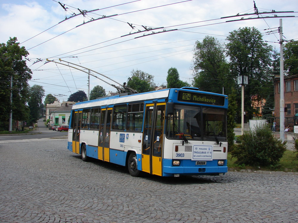 Rozlučková jízda vozu ev. č. 3903 (funkčního vzorku) v Ostravě v červnu 2007 před předáním do Technického muzea v Brně. Šlo o poslední provozní vůz typové řady 17 Tr v Ostravě. Snímek pochází ze smyčky Michálkovice. (foto: Libor Hinčica)  