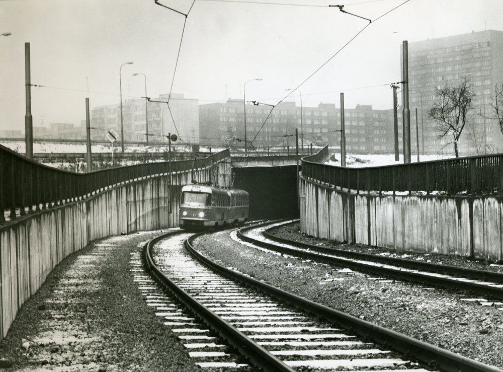 Podzemní úsek v Ostravě-Hrabůvce je poněkud honosně nazýván minimetrem. Fakticky jde však jen o delší podjezd pod silnicí. Plánovaný první úsek v Porubě měl být téměř 4x delší. Na fotografii z roku 1981 vidíme vůz T3 ev. č. 735. (sbírka: Ing. Rudolf Pavelek)