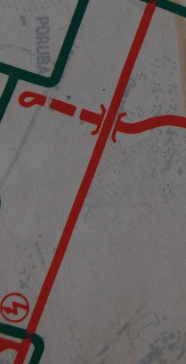 První úsek podzemní tramvaje měl být veden pod dnešní ulicí Francouzskou. Na mapě je značen čárkovanou čarou. Trať měla pokračovat dále severně k dílnám po ulici Martinovské a úrovňové napojení tak, jak vzniklo v roce 1969, nebylo původně zamýšleno. (sbírka: Libor Hinčica)