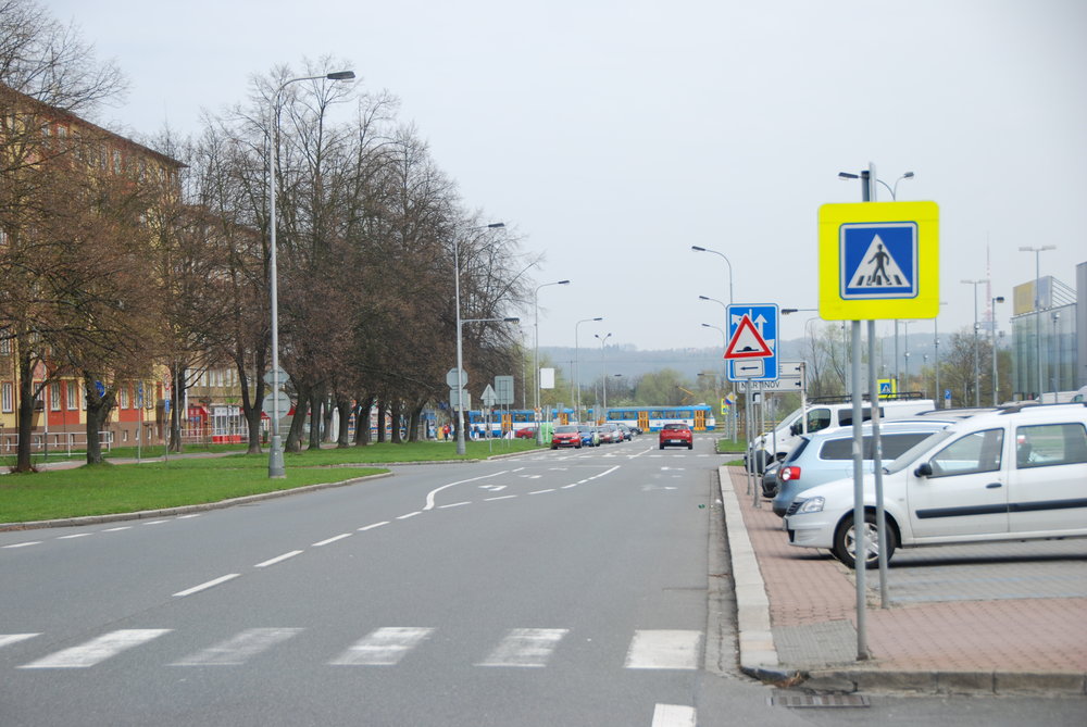 Ulice Francouzská dnes. Právě pod touto silnicí (resp. pod částí této silnice a pod širokým zeleným pásem) měla vést cca 540 m dlouhá trasa tramvajové tratě v podzemí.