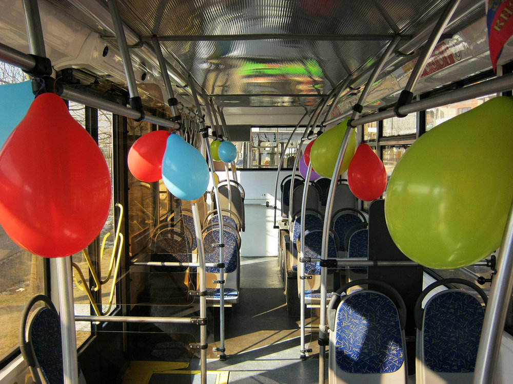 Takto slavnostně byl vyzdoben trolejbus Trolza-5265.00 «Megapolis». Jelikož cestujících bylo první den provozu mnoho, někteří z nich se po cestě, jak ukázala i jedna reportáž místní televizní stanice, o balónky mlátili hlavami. (foto: Alim Kazimagomedov)