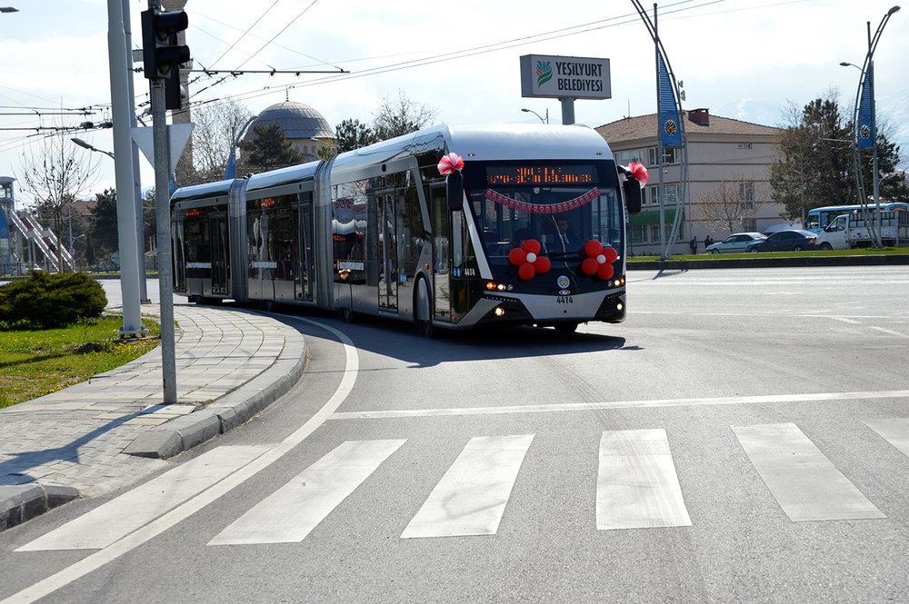 Tříčlánkové trolejbusy pojmou okolo 200 pasažérů. S jejich použitím se počítá i v Sanliurfě. (foto: MOTAS)