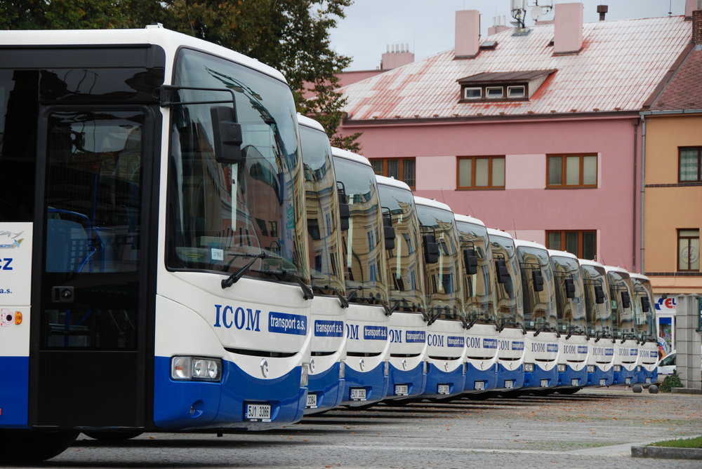Autobusy Iveco Crossway pro dopravce ICOM transport a. s. Právě dopravce ICOM transport je znám tím, že se v jeho službách autobusy po krátké době střídají, neboť využívá možnosti odprodeje ojetých vozů. (foto: Libor Hinčica)